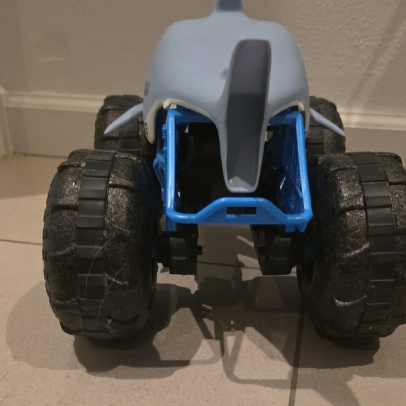 Shark Monster Truck with Remote Control - Picture 5 of 7